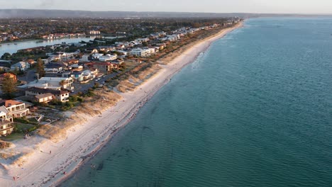 aerial de la playa de tennyson y los suburbios al atardecer en adelaide, australia del sur
