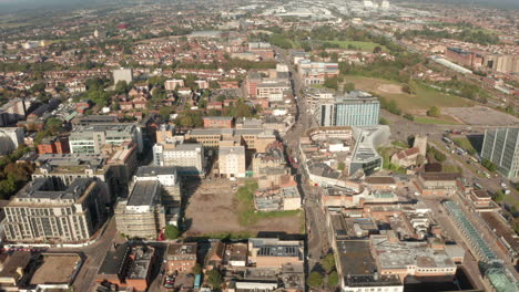 dolly de vuelta toma aérea sobre la calle central de la ciudad de slough