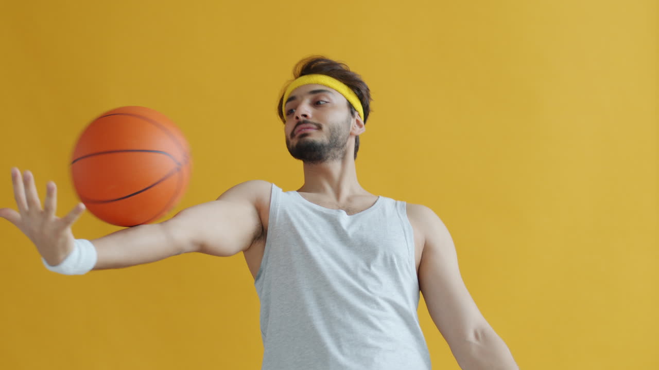 hombre jugando al baloncesto
