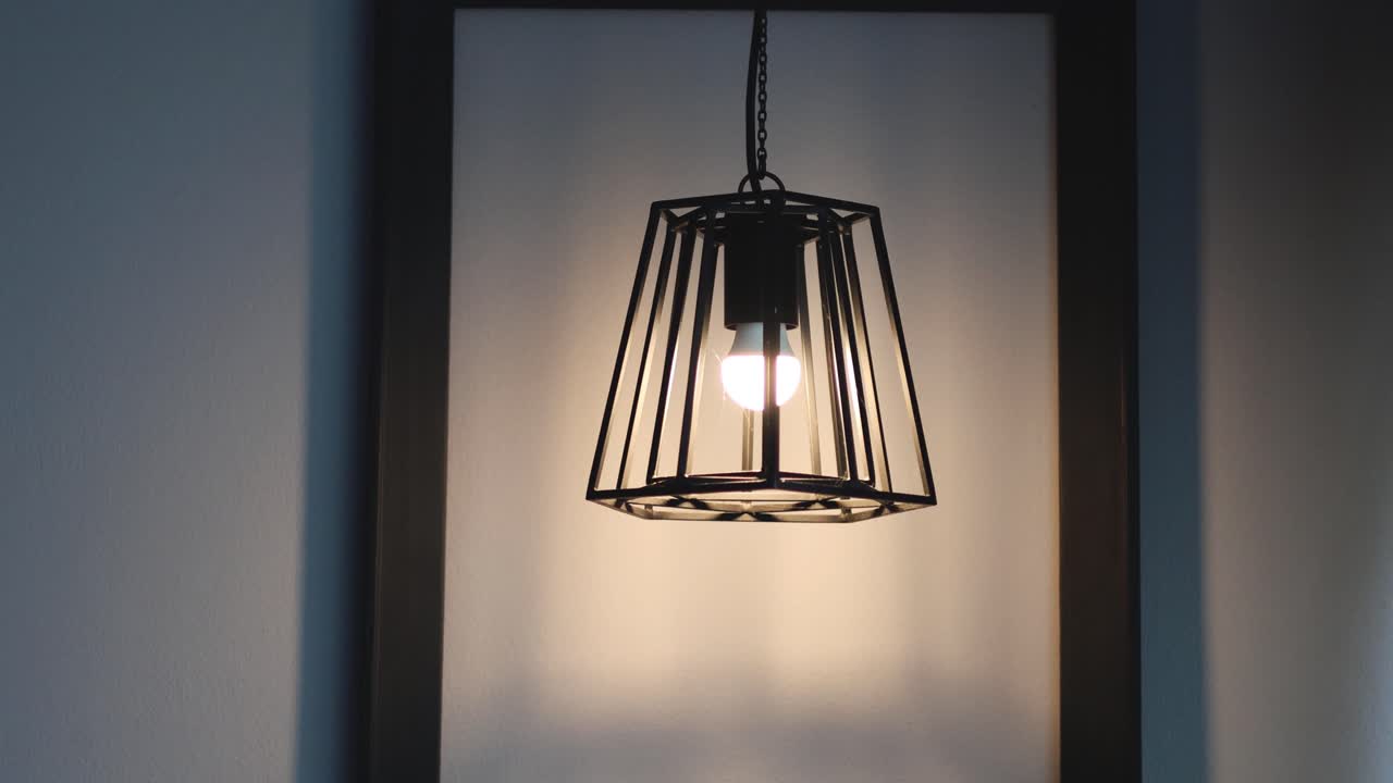 일련의 펜던트 조명이 켜지고 꺼집니다.