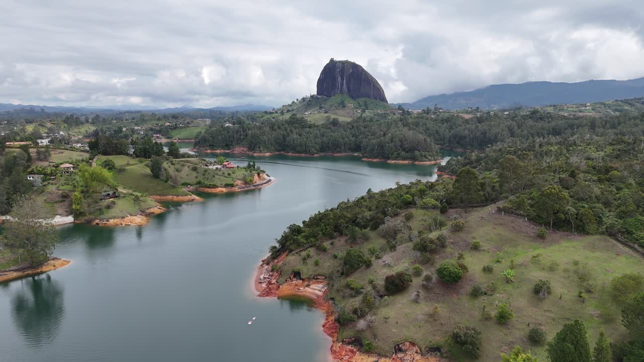 This breathtaking landscape, located near the famous El Peñón de Guatapé rock, is a popular tourist attraction and symbol of Colombia’s natural beauty