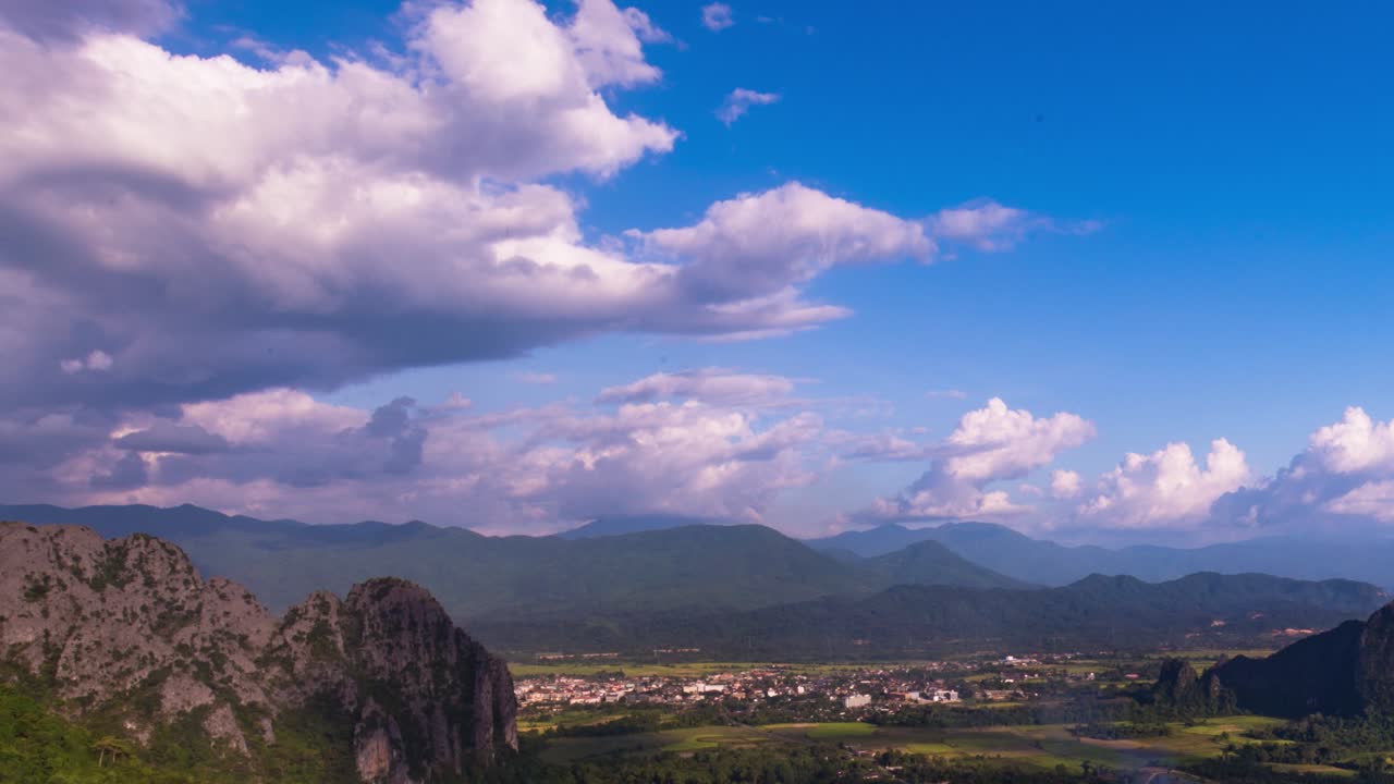 움직이는 구름이 있는 석회암 계곡의 라오스 방비엥의 저속 공중 전망