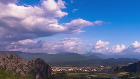 vista aérea timelapse de vang vieng, laos en el valle de piedra caliza con nubes en movimiento