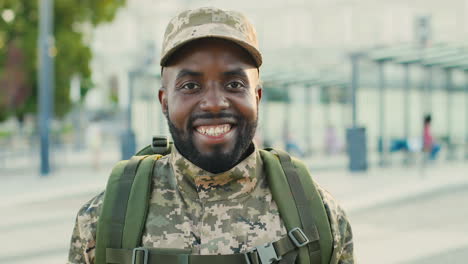 retrato de soldado alegre sonriendo a la cámara