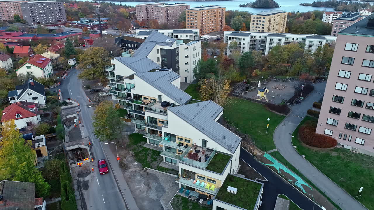 지붕이 기울어져 있는 집들의 공중 전망은 경치가 아름답고 매력적인 스웨덴 동네를 만니다.