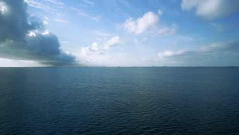 Schuss-Von-Einem-Boot-Auf-Dem-Meer-An-Einem-Sonnigen-Tag