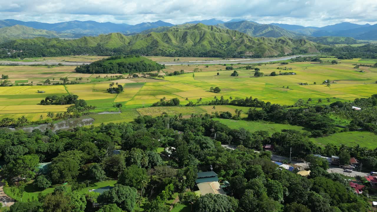 Tampak dari udara kota Bagabag memperlihatkan pepohonan yang bergerombol dan lahan pertanian yang membentang ke arah pegunungan yang jauh, Bagabag, Nueva Vizcaya, Filipina