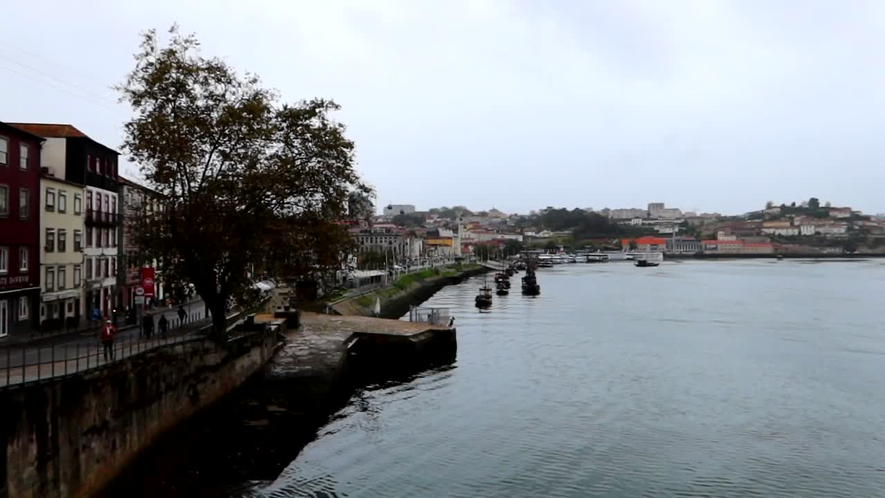 Barche Rabelo ormeggiate sulla sponda del fiume Douro nella città di Porto, vista panoramica a destra