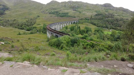 punto de vista turístico del viaducto de glenfinnan en escocia