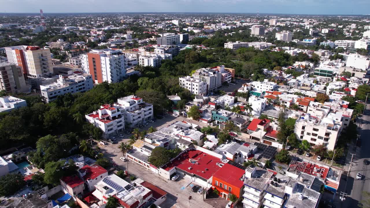 vista aérea de cancún, méxico, vecindario residencial, edificios de apartamentos y casas, disparo de avión no tripulado