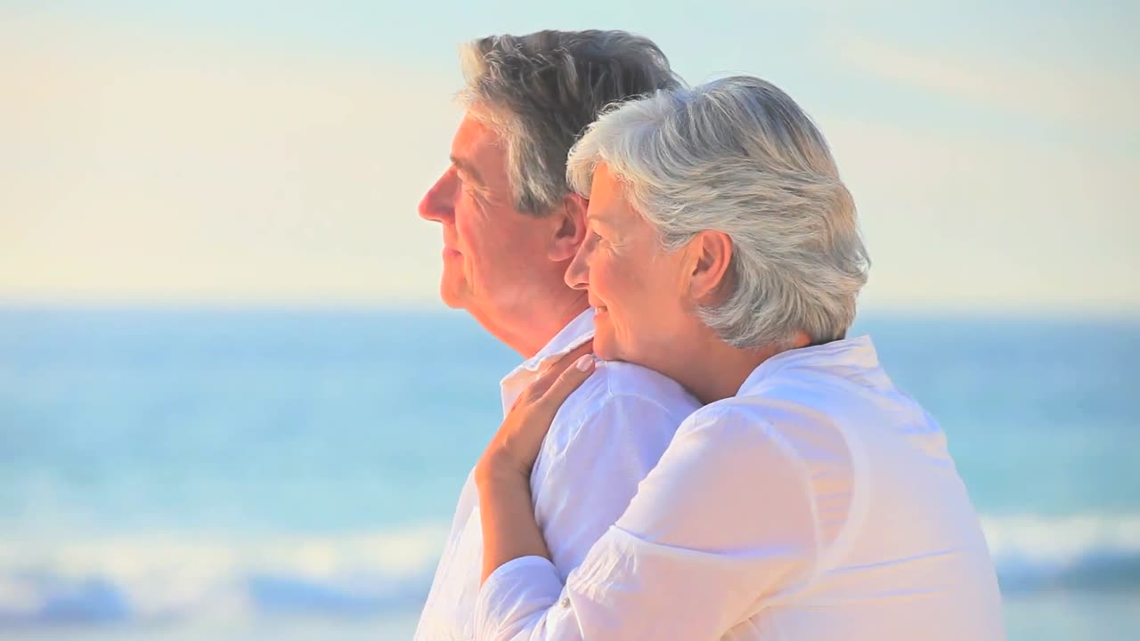 海の前でリラックスする成熟したカップル