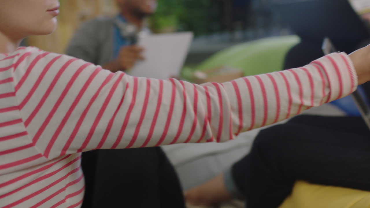 cerca jóvenes empresarios se reúnen lluvia de ideas embarazada líder de equipo mujer discutiendo trabajo en equipo proyecto compartiendo documentos con colegas colaborando en una exitosa oficina de inicio