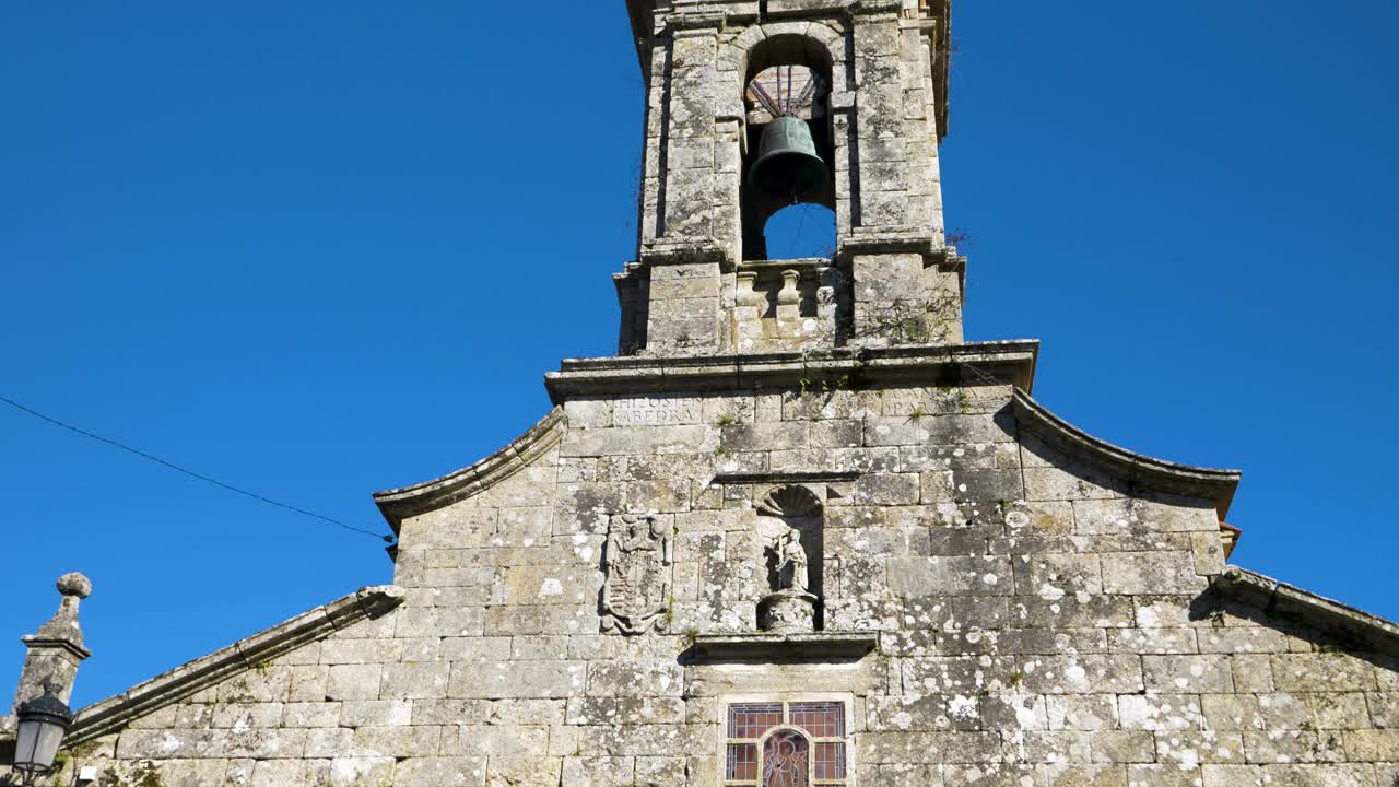 오래된 돌로 된 종탑과 산 호안 데 리오 교회 (san juan de rio church) 의 은 바위들을 가로질러 내려갑니다.