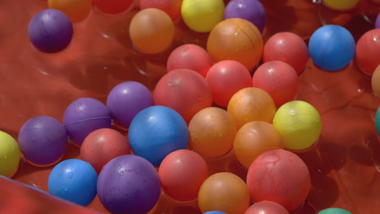 coloridas bolas de plástico en la piscina inflable
