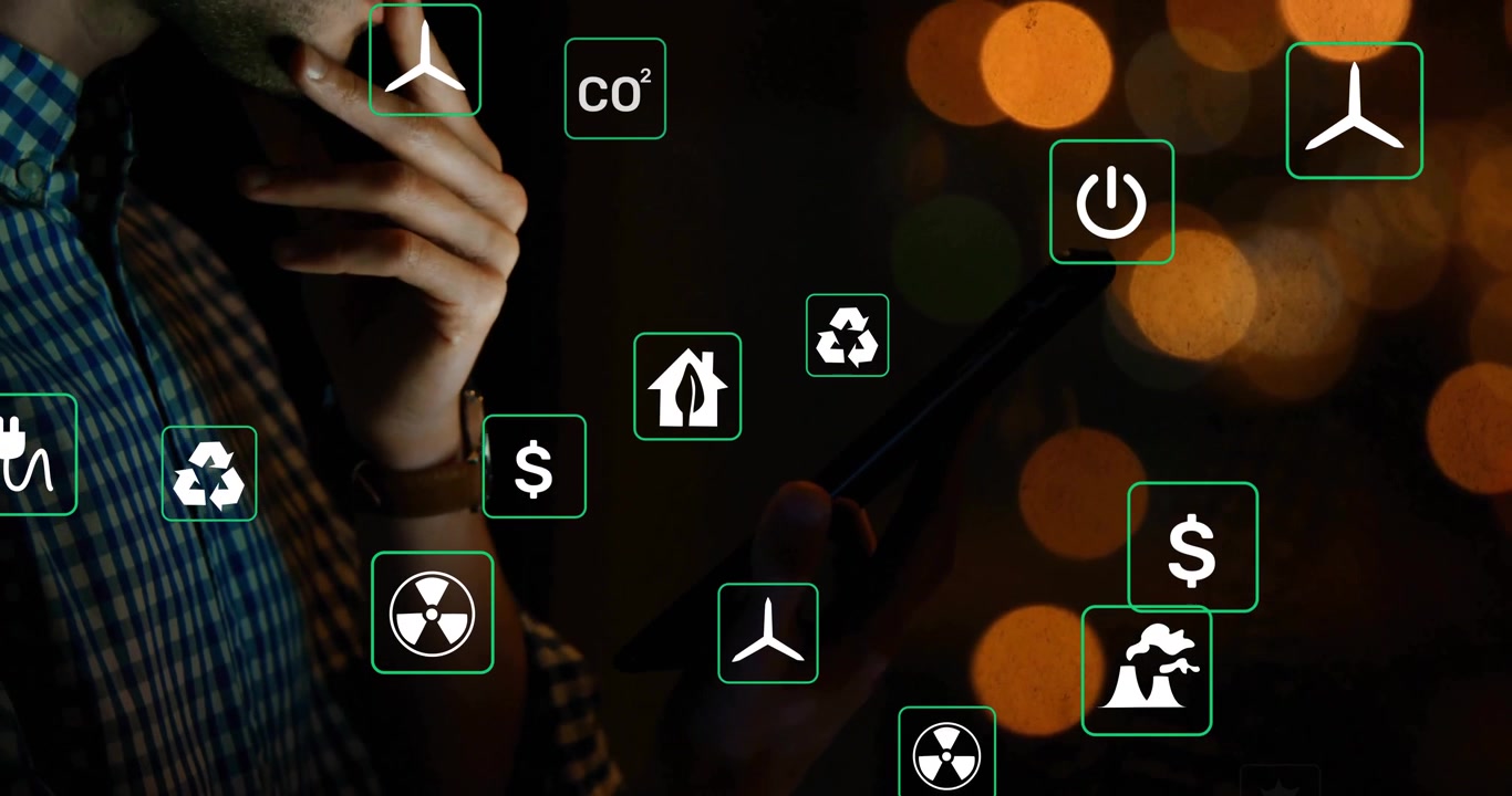 Hombre Usando un Smartphone con Iconos de Energía y Sostenibilidad de Realidad Aumentada
