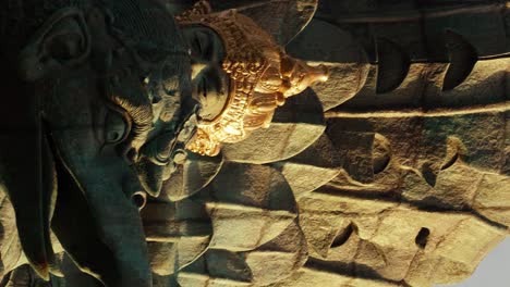 tiro vertical hacia arriba de la gran estatua sagrada del parque cultural en bali garuda wisnu kencana indonesia con vista a los diversos dioses