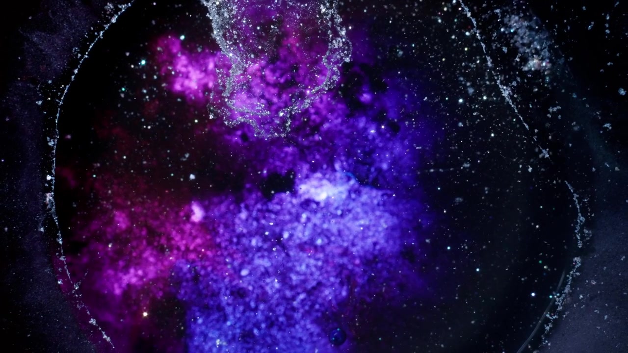 Una explosión vibrante de tinta de alcohol rosa y morada mezclándose en un entorno líquido oscuro. Perspectiva macro cenital con iluminación cinematográfica de alto contraste