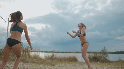 Las-Jugadoras-De-Voleibol-De-Playa-Pasan-El-Balón-Y-Atacan-Un-Partido-Amistoso-De-Dos-Equipos-Femeninos-En-El-Día-De-Verano.