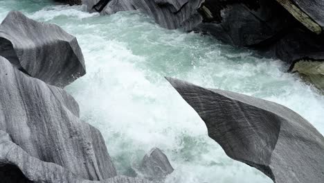 Roca-De-Mármol-Con-Agua-Corriendo-En-El-Río-De-Marmorslottet,-Noruega