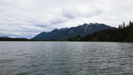 Vista-Aérea-Del-Lago-De-Montaña-Barmsee-En-Los-Alpes-Bávaros