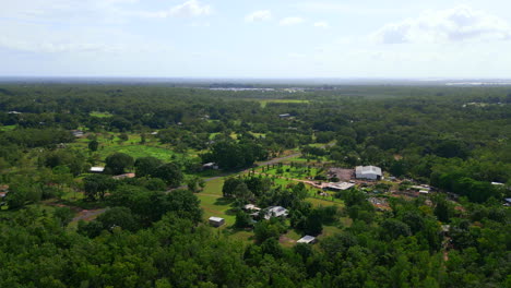 Luftdrohne-Eines-Ländlichen-Vororts-Von-Howard-Springs,-Darwin,-Northern-Territory,-Australien,-Panorama-Rückzug