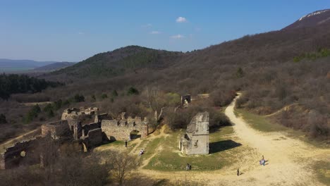 Drohnenaufnahmen-Von-Den-Ruinen-Einer-Burg-In-Pilisborojeno,-Ungarn.-Die-Kamera-Bewegt-Sich-In-Geringer-Höhe-Schnell-Vorwärts-über-Die-Ruinen.