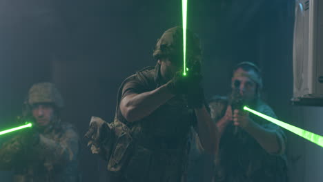 soldados involucrados en un combate futurista con armas láser