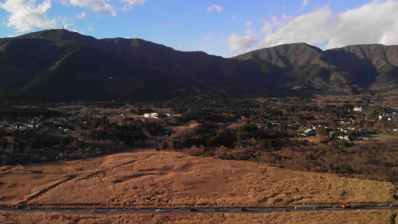 hermoso paisaje natural con conducción de automóviles entre pastizales amarillos
