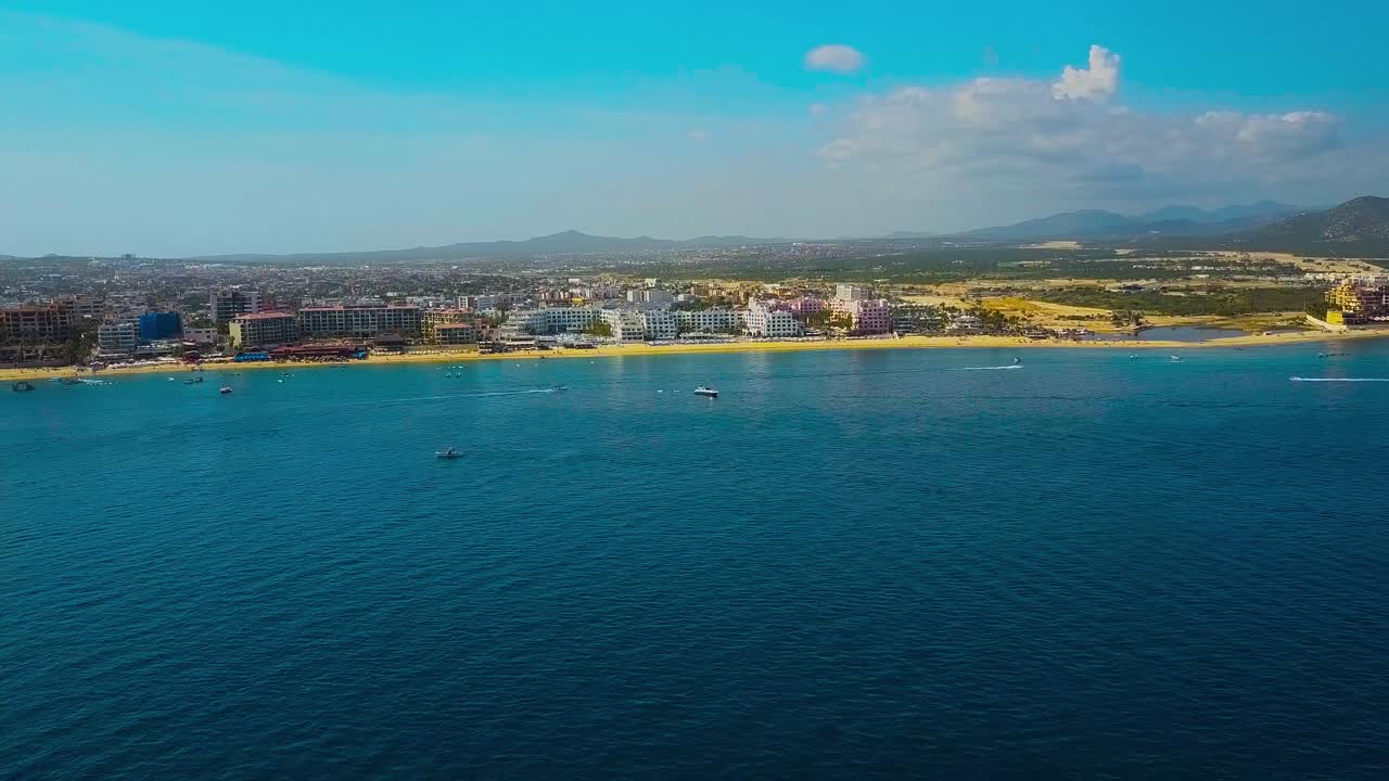 toma cinematográfica con zoom de dron del resort y edificios en cabo san lucas, méxico