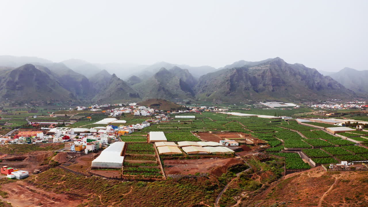 tomada aérea del paisaje en tenerife, islas canarias, españa. vista de las verdes montañas en la distancia.