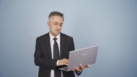 el hombre de negocios mirando la computadora portátil se frustra, está triste e indefenso.