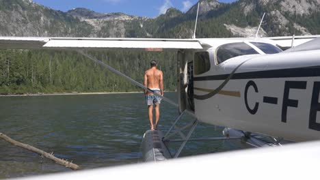 un hombre saltando al agua desde un hidroavión - de cerca