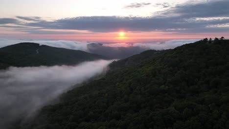 luftabzug bei sonnenaufgang in den appalachen in der nähe von boone und blowing rock, nc, north carolina