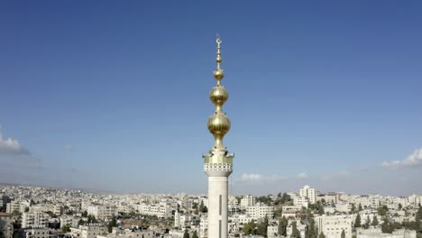 el minarete de la torre de la mezquita dorada en beit hanina, jerusalén, aéreo