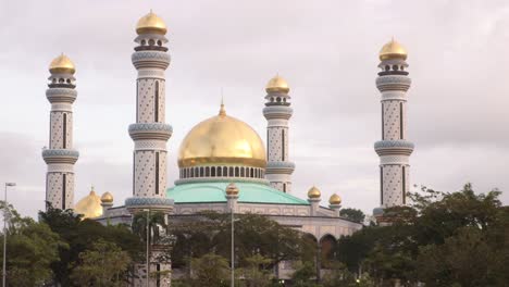 Goldene-Kuppel-Und-Minarette-über-Der-Tropischen-Landschaft-Der-Jame&#39;-Asr-Hassanil-Bolkiah-Moschee-In-Bandar-Seri-Bagawan-In-Brunei-Darussalam