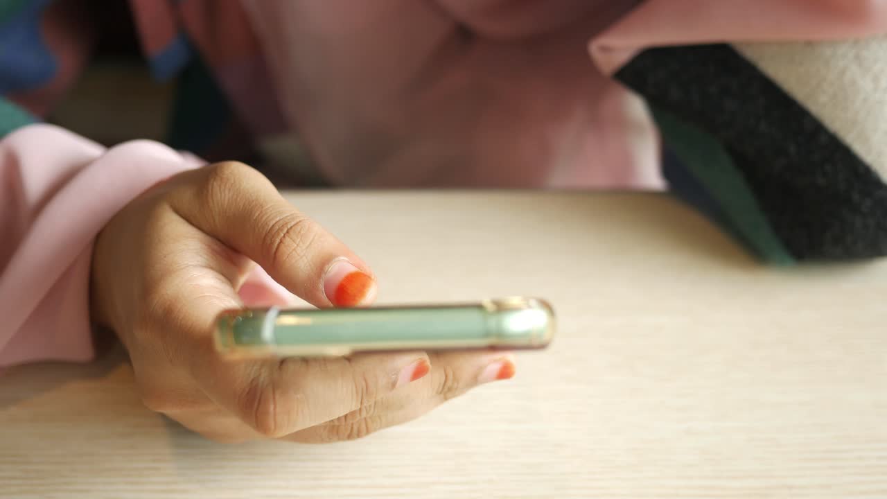 mujer usando un teléfono inteligente en un café