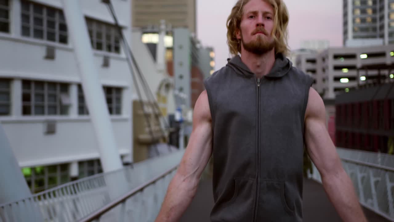 hombre caucásico deportivo entrenando en un puente