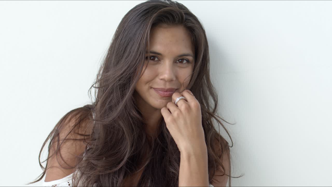 mujer hermosa con cabello oscuro mirando a la cámara