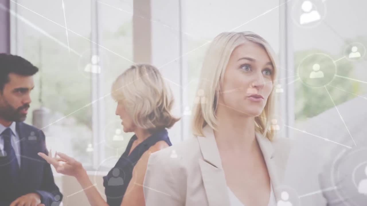 두 명의 다양한 사업가와 사업가 여성이 토론하는 프로필 아이콘 네트워크의 애니메이션