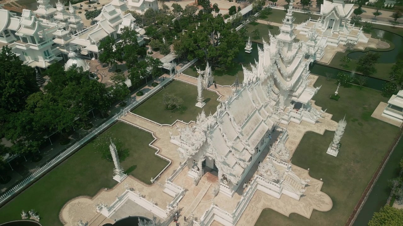 Vista aerea del Tempio Bianco Wat Rong Khun in Thailandia
