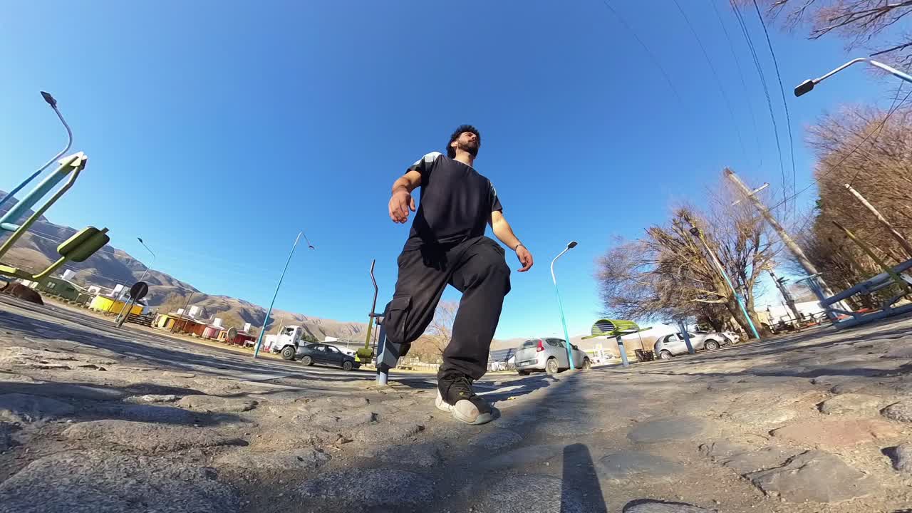 A focused man performs Bulgarian split squats (fente bulgare) in a peaceful park setting, using a bench to train his lower body