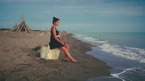 Un-Hermoso-Cinemagraph-4k-Uhd-De-Una-Playa-Tropical-Junto-Al-Mar-En-La-Isla-Perhentian,-Malasia-Y-Una-Mujer-Morena-En-La-Playa