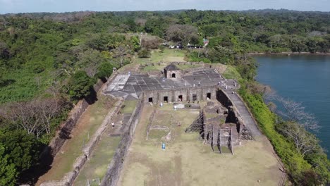 Luftaufnahme:-Verbliebene-Bauwerke-Der-Historischen-Festung-San-Lorenzo-In-Panama