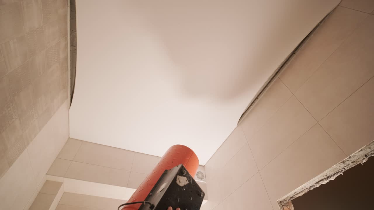 Installazione di soffitti tesi nella stanza.