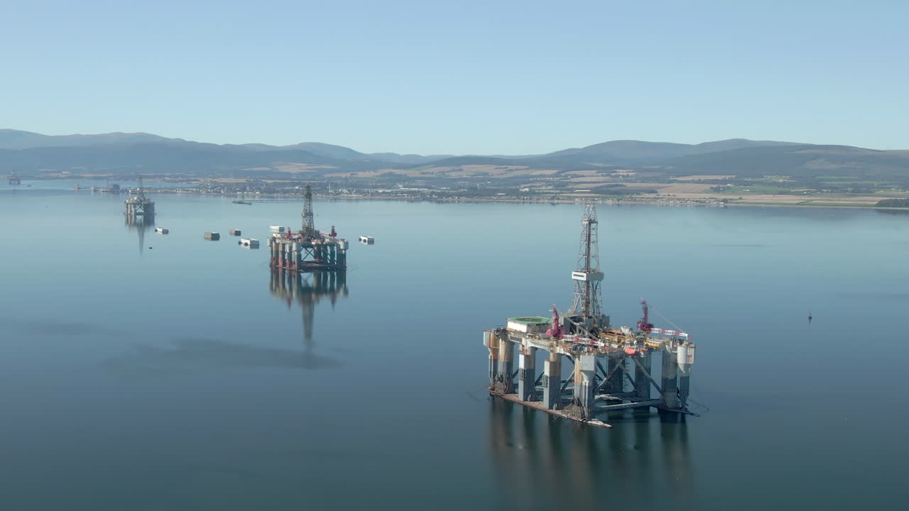 una vista aérea de tres plataformas petrolíferas en el estuario de cromarty en un día soleado de verano