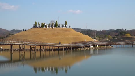 Gente-En-El-Jardín-Del-Lago-Del-Jardín-Nacional-De-La-Bahía-De-Suncheonman,-Parque-Ecológico-De-La-Ciudad-De-Suncheon,-Corea-Del-Sur