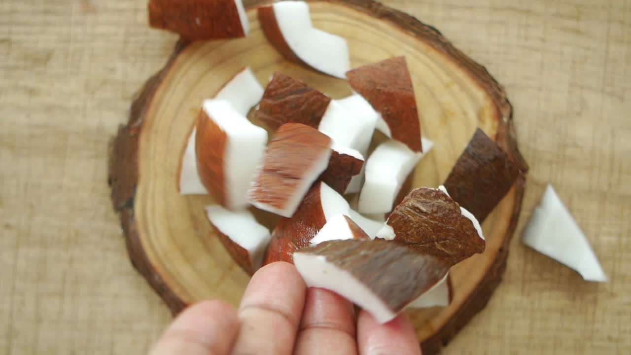 coco picado en una tabla de madera