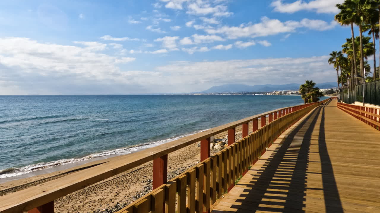 puente de madera vacío en marbella, españa