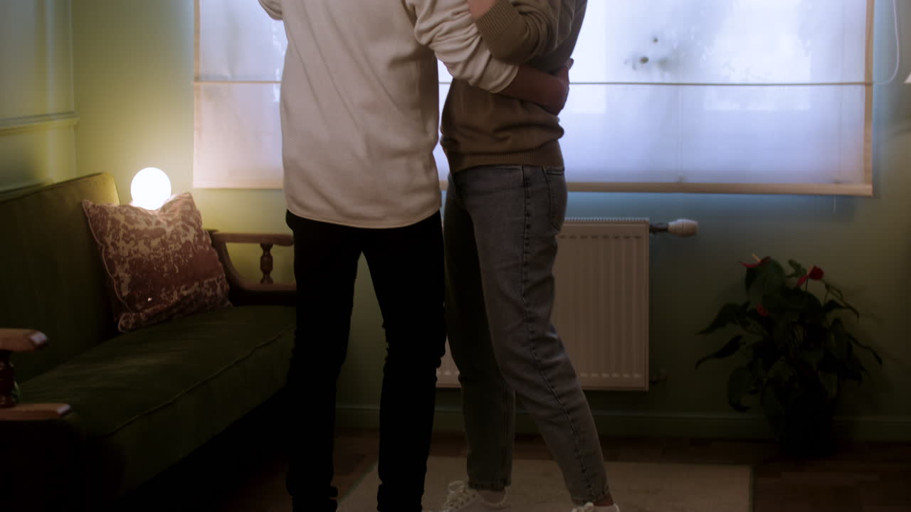 집에서 춤추는 커플