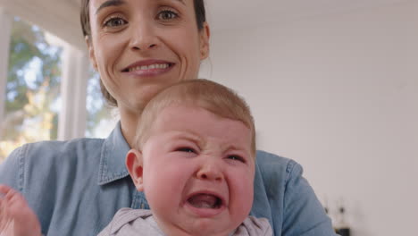 madre y bebé felices chateando por video usando un teléfono inteligente madre compartiendo el estilo de vida de la maternidad sosteniendo a un niño pequeño disfrutando de la comunicación por teléfono móvil con la familia en casa